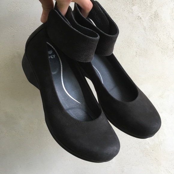 dansko ankle strap shoes